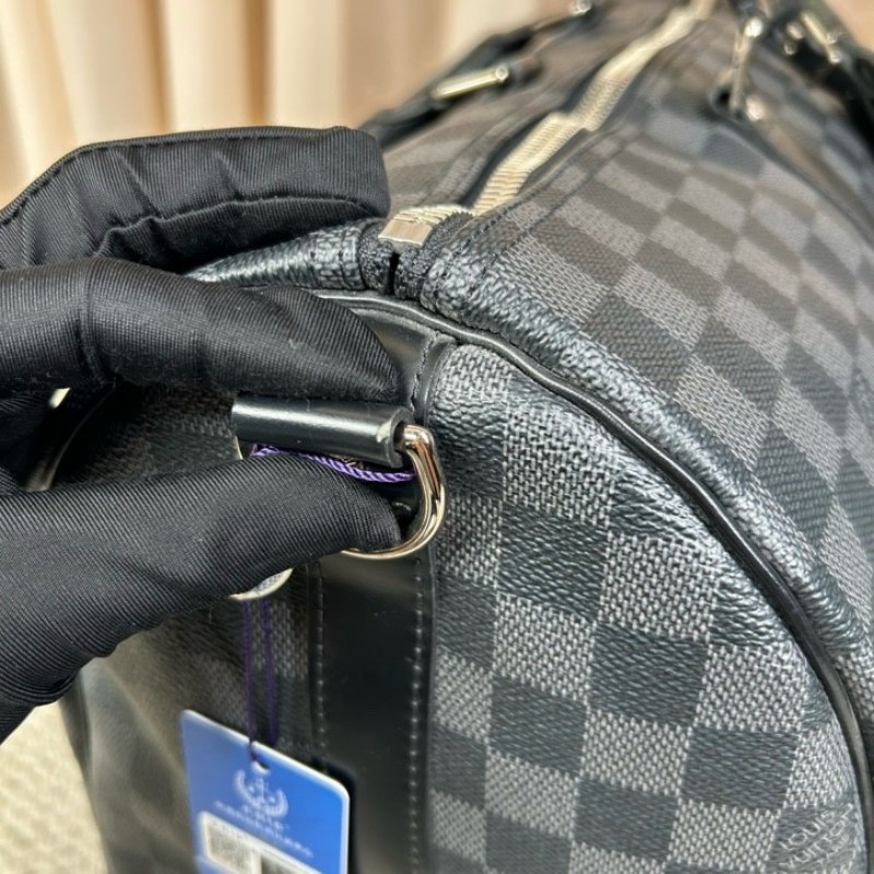 LV路易威登 keepall45 黑棋盤格手提旅行包 採用黑棋盤格塗層帆布打造 耐磨抗造易打理 超大容量可滿足短途出行收納 搭配可調節肩帶實現手提、斜挎單肩 盡顯低調奢華-16