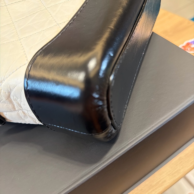 CHANEL GABRIELLE 小號 白色牛皮流浪包 29開-10