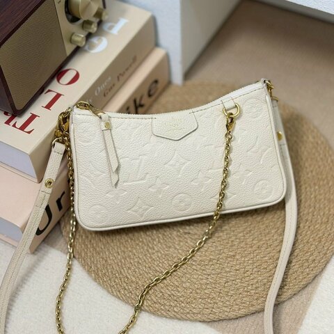 🏷LV 路易威登．Easy Pouch On Strap 奶油白 M81066 芯片款