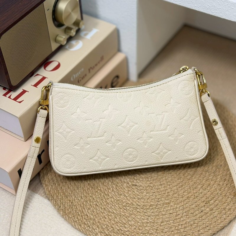 (超甜分享💓💓)🏷LV 路易威登.Easy Pouch On Strap 奶油白 M81066 芯片款-1