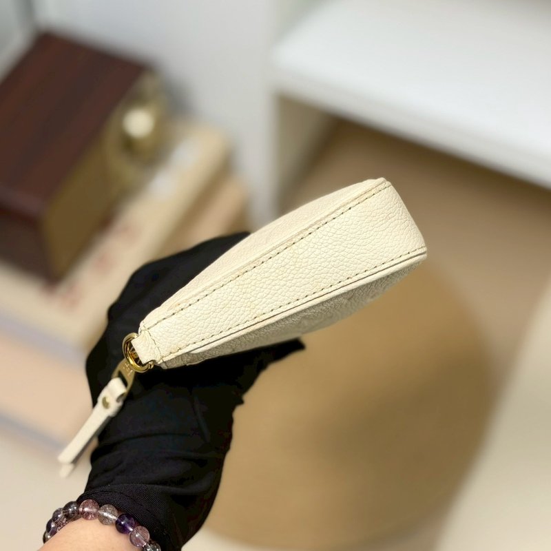 (超甜分享💓💓)🏷LV 路易威登.Easy Pouch On Strap 奶油白 M81066 芯片款-3