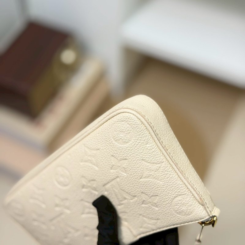 (超甜分享💓💓)🏷LV 路易威登.Easy Pouch On Strap 奶油白 M81066 芯片款-5