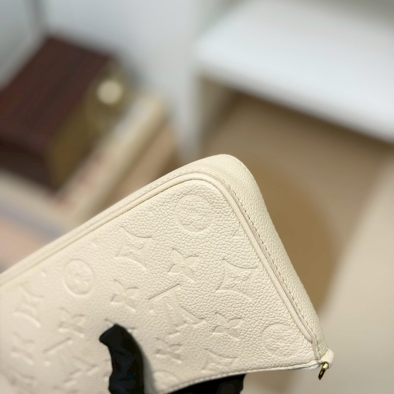 (超甜分享💓💓)🏷LV 路易威登.Easy Pouch On Strap 奶油白 M81066 芯片款-7