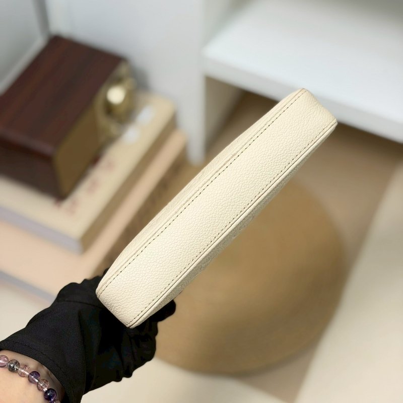 (超甜分享💓💓)🏷LV 路易威登.Easy Pouch On Strap 奶油白 M81066 芯片款-12