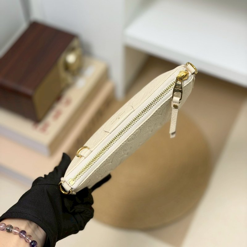 (超甜分享💓💓)🏷LV 路易威登.Easy Pouch On Strap 奶油白 M81066 芯片款-13