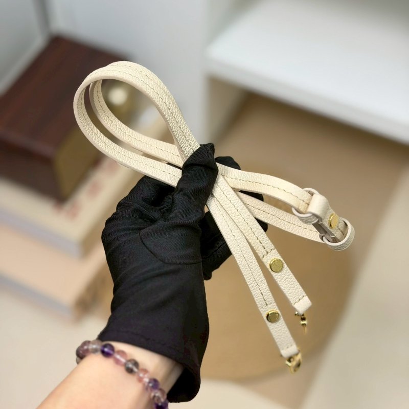 (超甜分享💓💓)🏷LV 路易威登.Easy Pouch On Strap 奶油白 M81066 芯片款-17