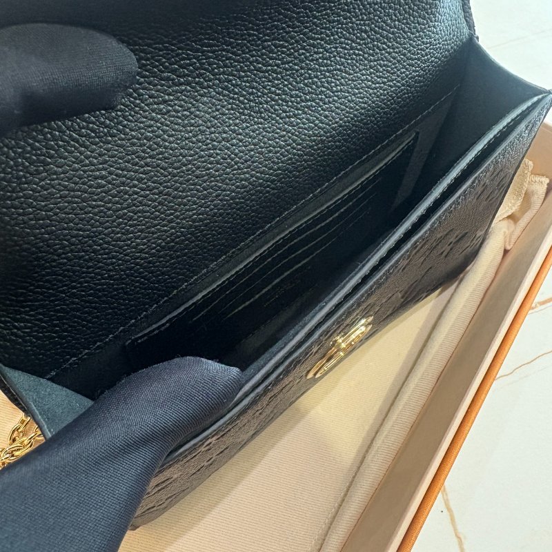 *SHIHNA名牌精品* LV M13569 Mini 牛皮壓花鏈包-6