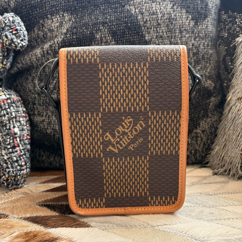 LV 聯名NIGO小斜背包-1