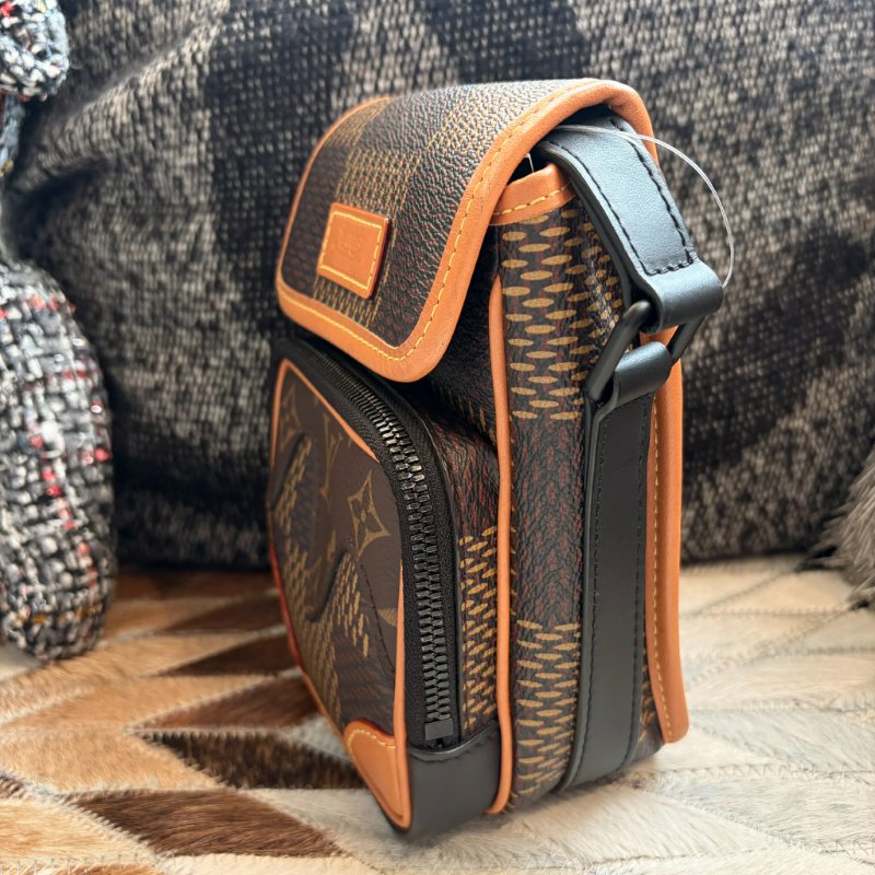 LV 聯名NIGO小斜背包-2