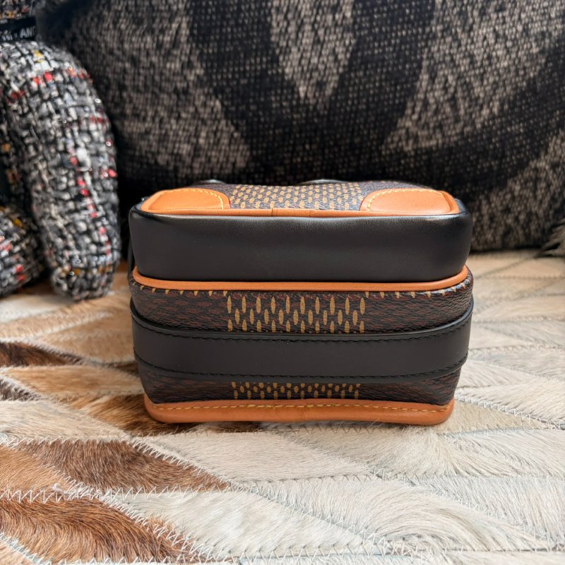 LV 聯名NIGO小斜背包-4