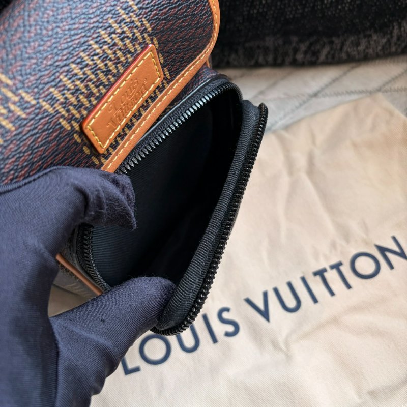 LV 聯名NIGO小斜背包-6