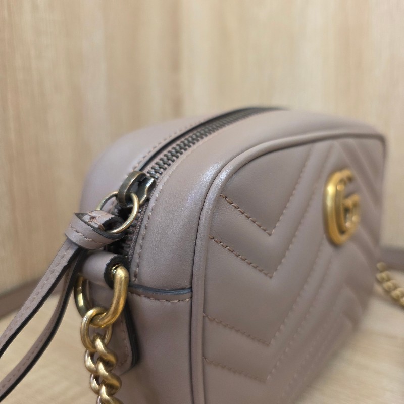 [品況新不想留了便宜甩賣☺️平台最甜] Gucci藕色牛皮霧金釦馬夢相機斜背包-2