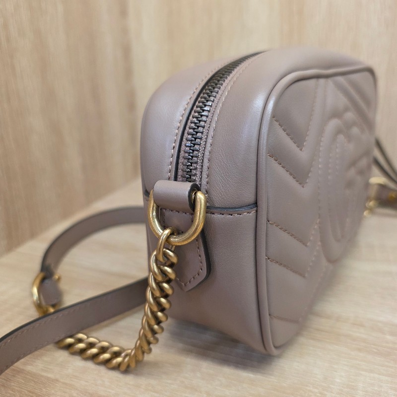 [品況新不想留了便宜甩賣☺️平台最甜] Gucci藕色牛皮霧金釦馬夢相機斜背包-4