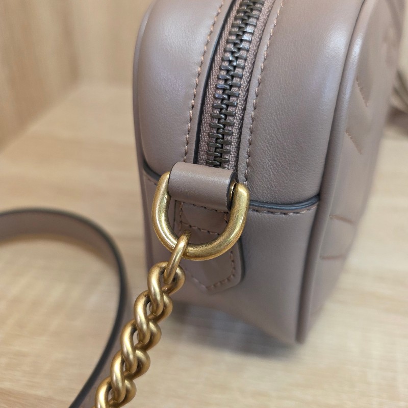 [品況新不想留了便宜甩賣☺️平台最甜] Gucci藕色牛皮霧金釦馬夢相機斜背包-5