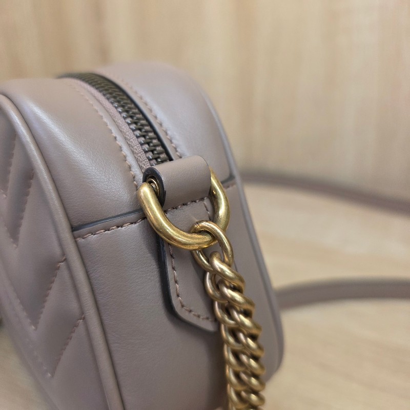 [品況新不想留了便宜甩賣☺️平台最甜] Gucci藕色牛皮霧金釦馬夢相機斜背包-11