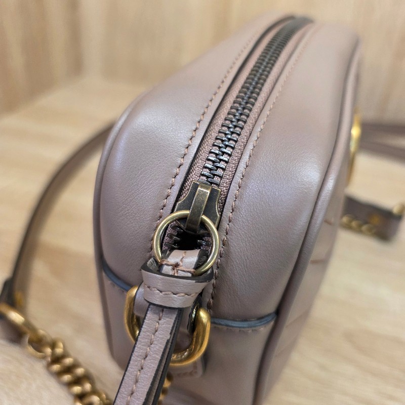 [品況新不想留了便宜甩賣☺️平台最甜] Gucci藕色牛皮霧金釦馬夢相機斜背包-12