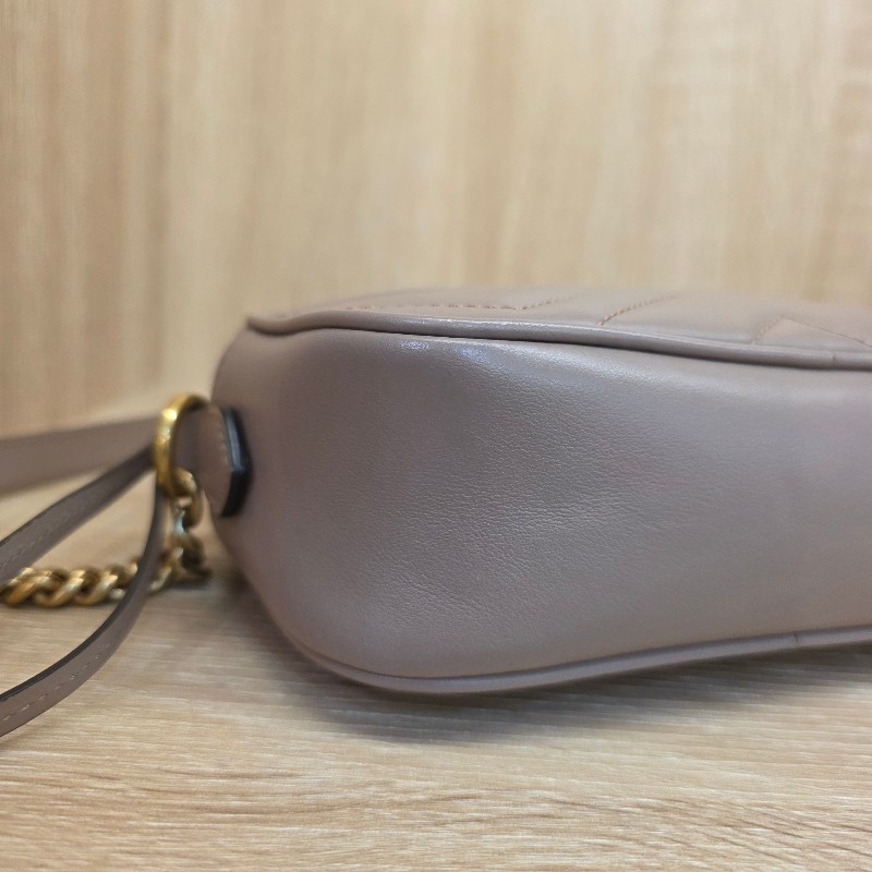 [品況新不想留了便宜甩賣☺️平台最甜] Gucci藕色牛皮霧金釦馬夢相機斜背包-15