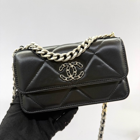 CHANEL 香奈兒 黑色羊皮CHANEL19 WOC 斜背包 17CM