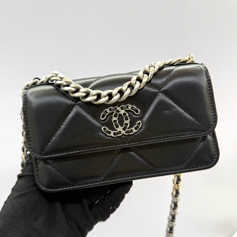 CHANEL 香奈兒 黑色羊皮CHANEL19 WOC 斜背包 17CM-0