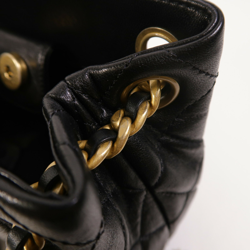 CHANEL 羊皮皮革Bucket Bag金扣鏈帶肩背袋-18