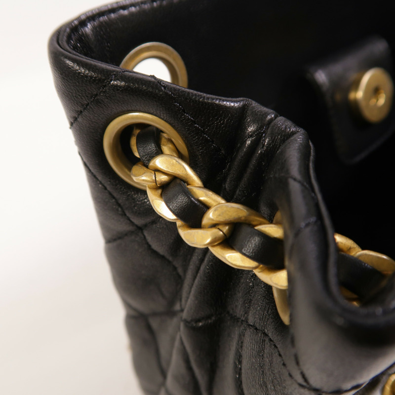 CHANEL 羊皮皮革Bucket Bag金扣鏈帶肩背袋-19