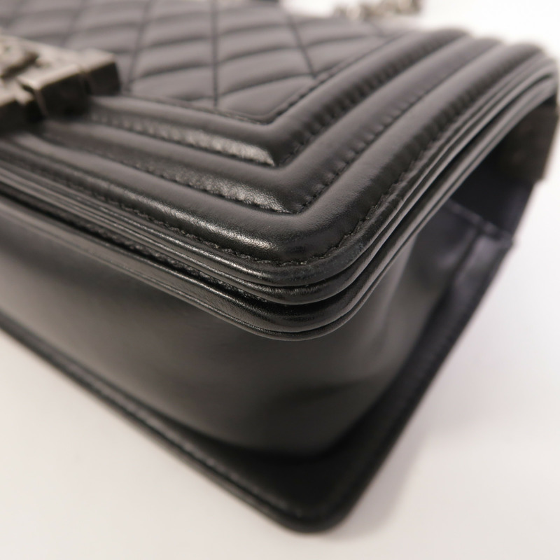 CHANEL 羊皮皮革Boy 20銀扣鏈帶肩背袋-10