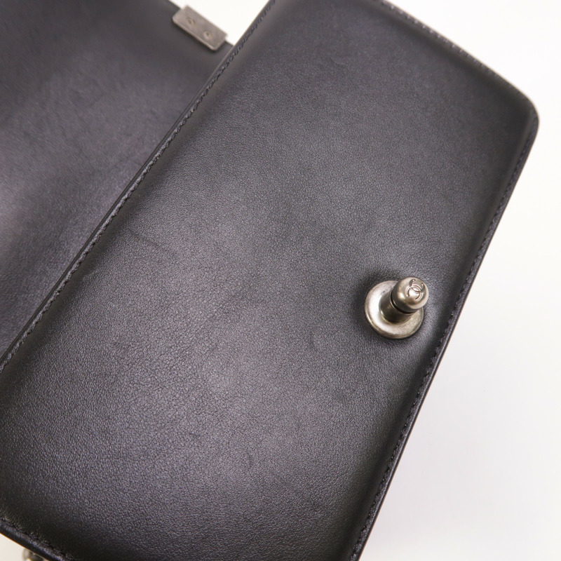 CHANEL 羊皮皮革Boy 20銀扣鏈帶肩背袋-17