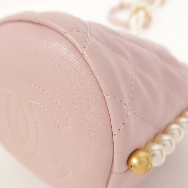 CHANEL 羊皮皮革Mini About Pearls金扣肩背袋-9