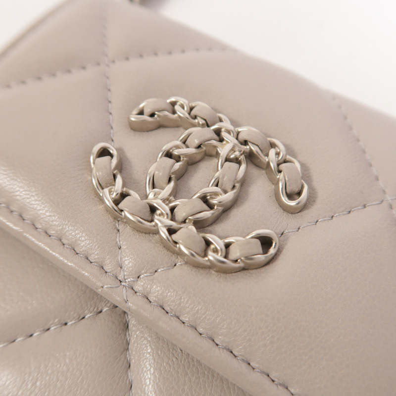 CHANEL 羊皮皮革19 Mini Wallet On Chain鏈帶肩背袋-9