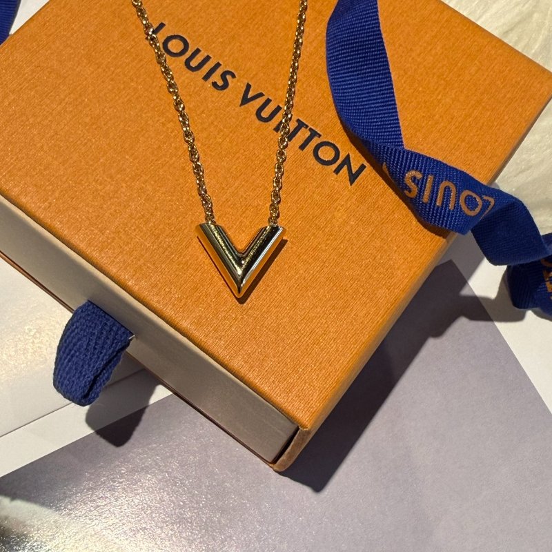 LV經典款項鍊Essential v-1