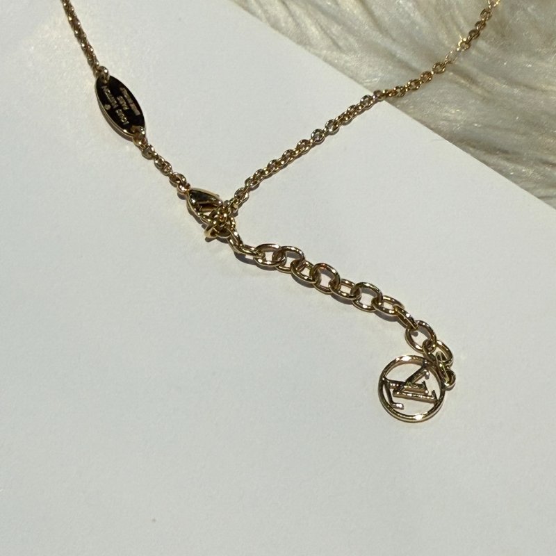 LV經典款項鍊Essential v-4