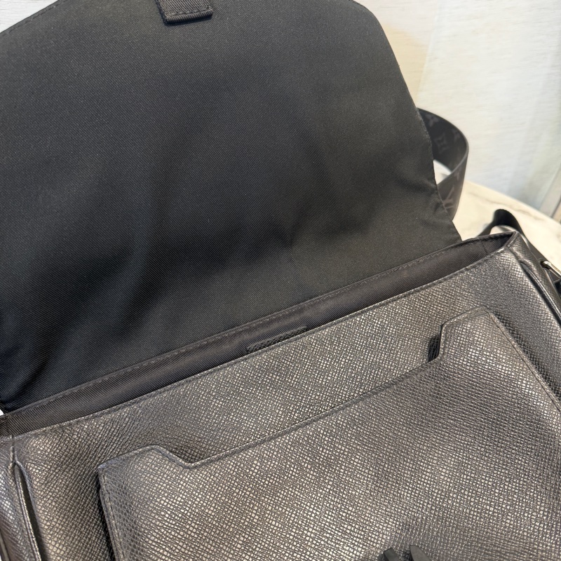 LV 黑灰原花黑牛皮斜背包M30746-9