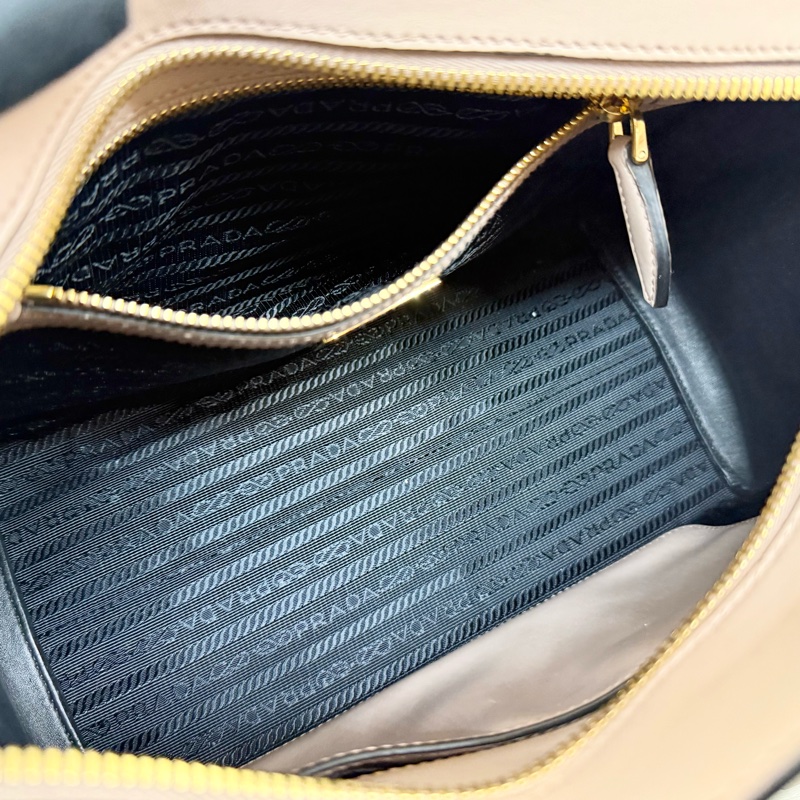 PRADA粉色金釦affine+soft c手提側背包1BA164-7