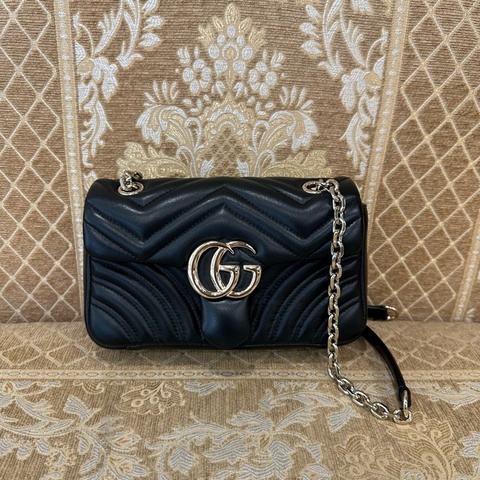 Gucci 黑牛皮山形紋Marmont GG淡金釦小號下蓋肩斜背包