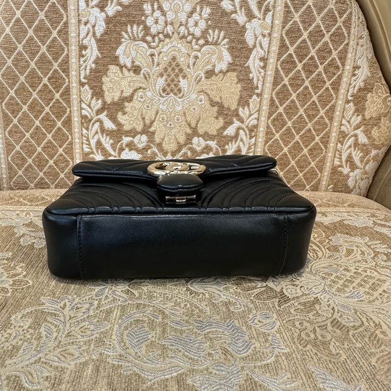 Gucci 黑牛皮山形紋Marmont GG淡金釦小號下蓋肩斜背包-4