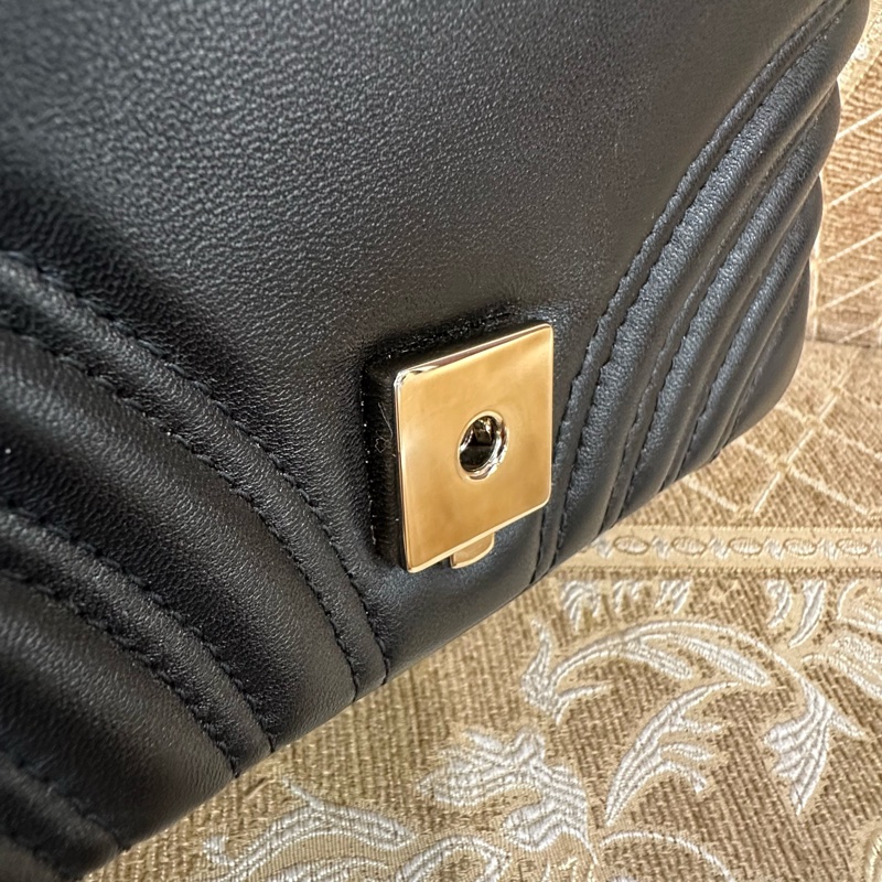 Gucci 黑牛皮山形紋Marmont GG淡金釦小號下蓋肩斜背包-9