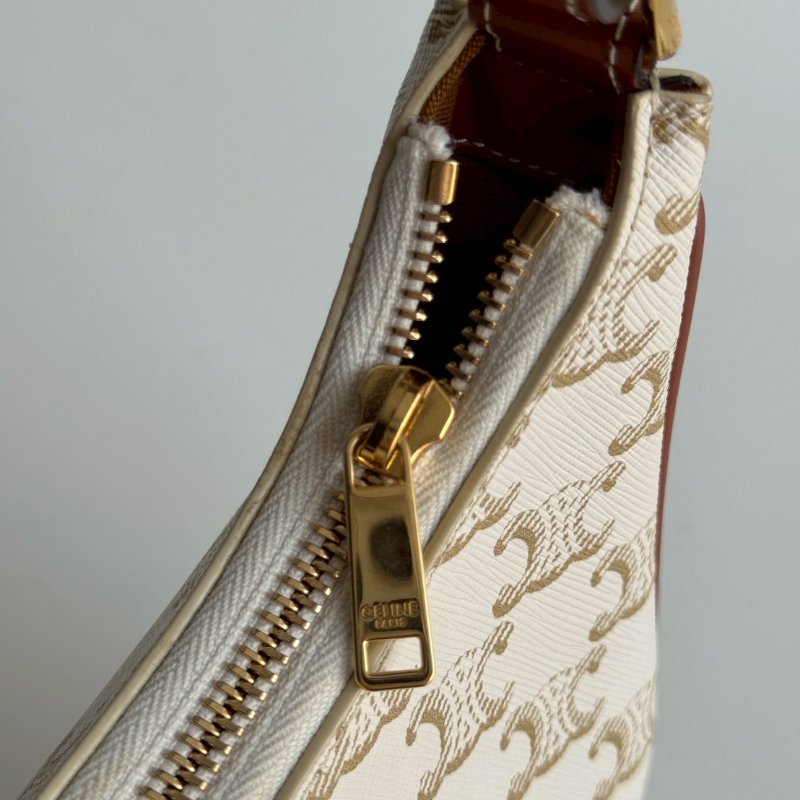 99新🆕 Celine 瑟琳 AVA 老花半月包 白色🤍-7