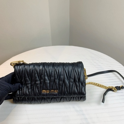 缪缪/Miu Miu  皮革  23*3*13 型格日常可用款式