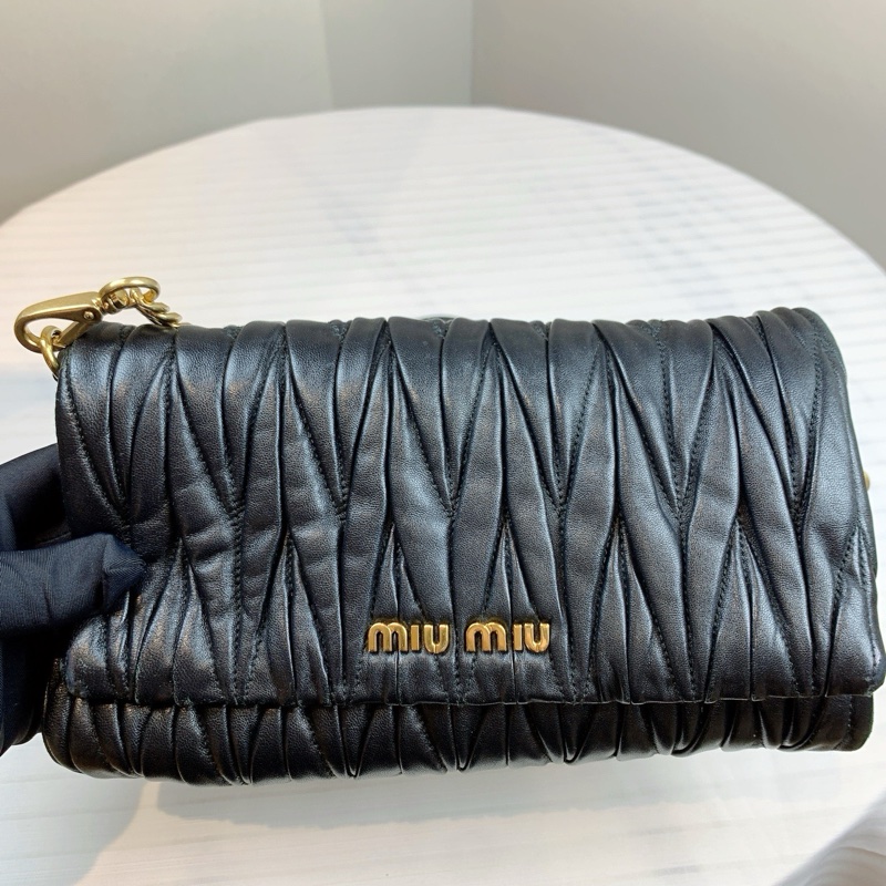 缪缪/Miu Miu 皮革 23*3*13 型格日常可用款式-1