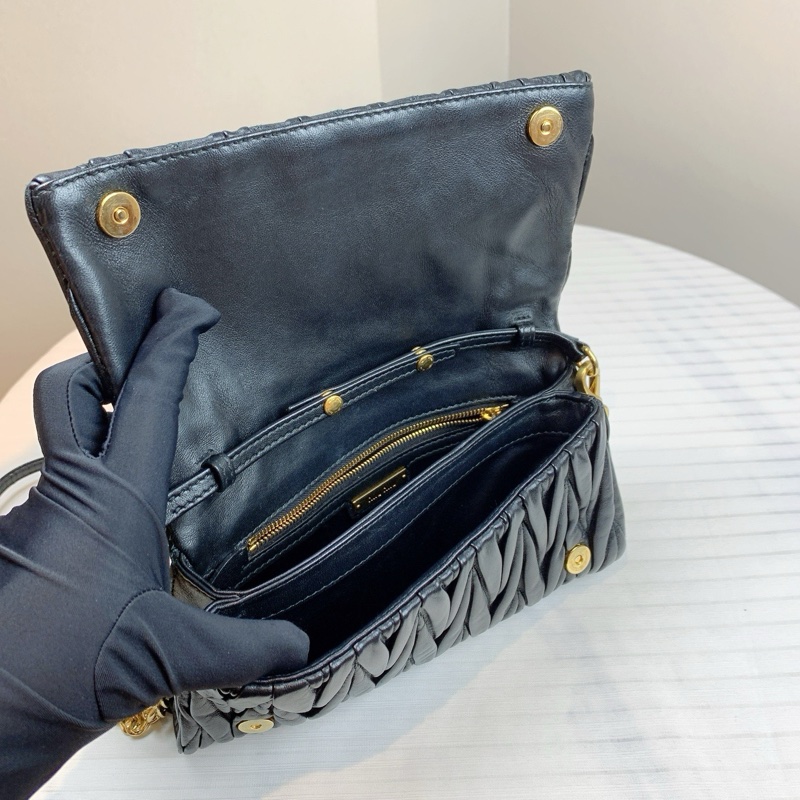 缪缪/Miu Miu 皮革 23*3*13 型格日常可用款式-2