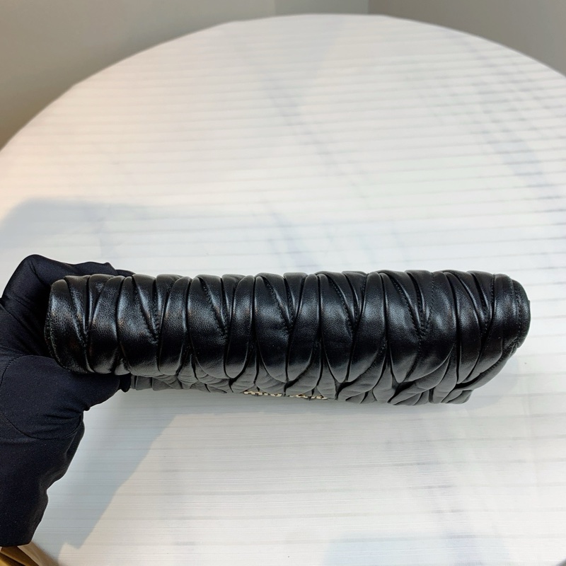 缪缪/Miu Miu 皮革 23*3*13 型格日常可用款式-4