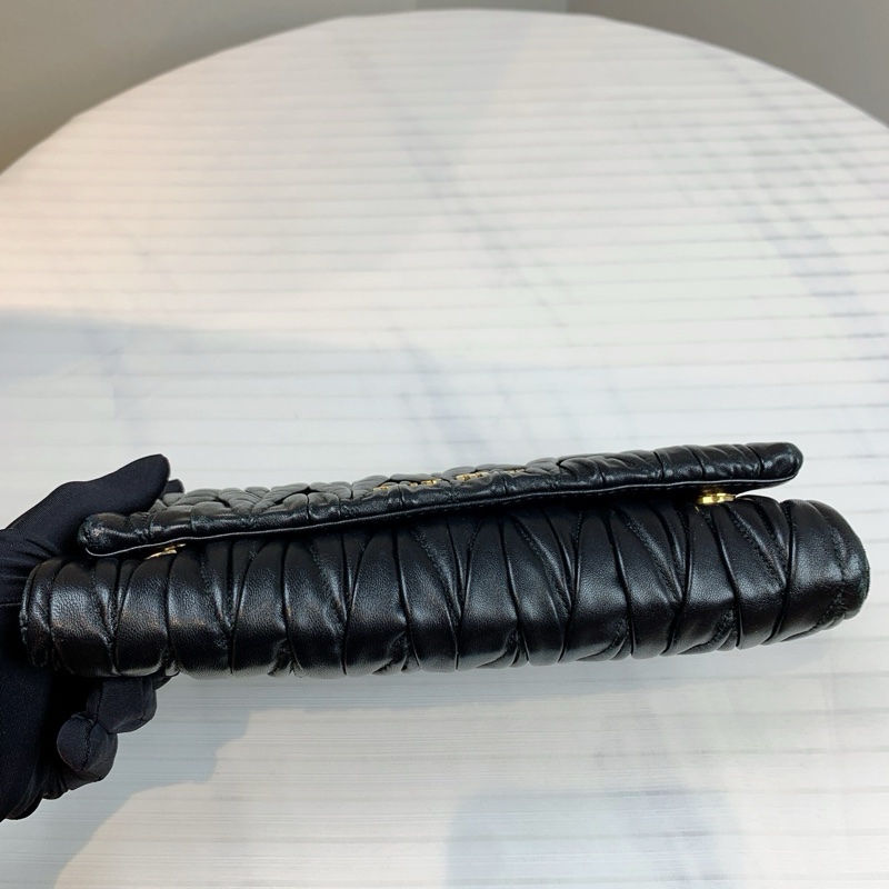 缪缪/Miu Miu 皮革 23*3*13 型格日常可用款式-5