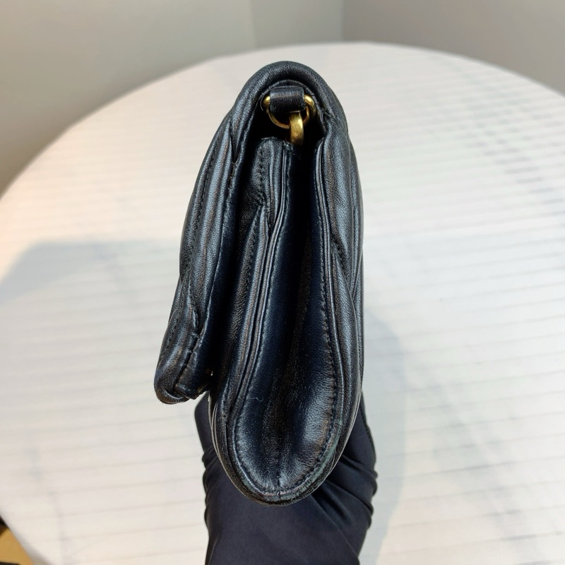 缪缪/Miu Miu 皮革 23*3*13 型格日常可用款式-7