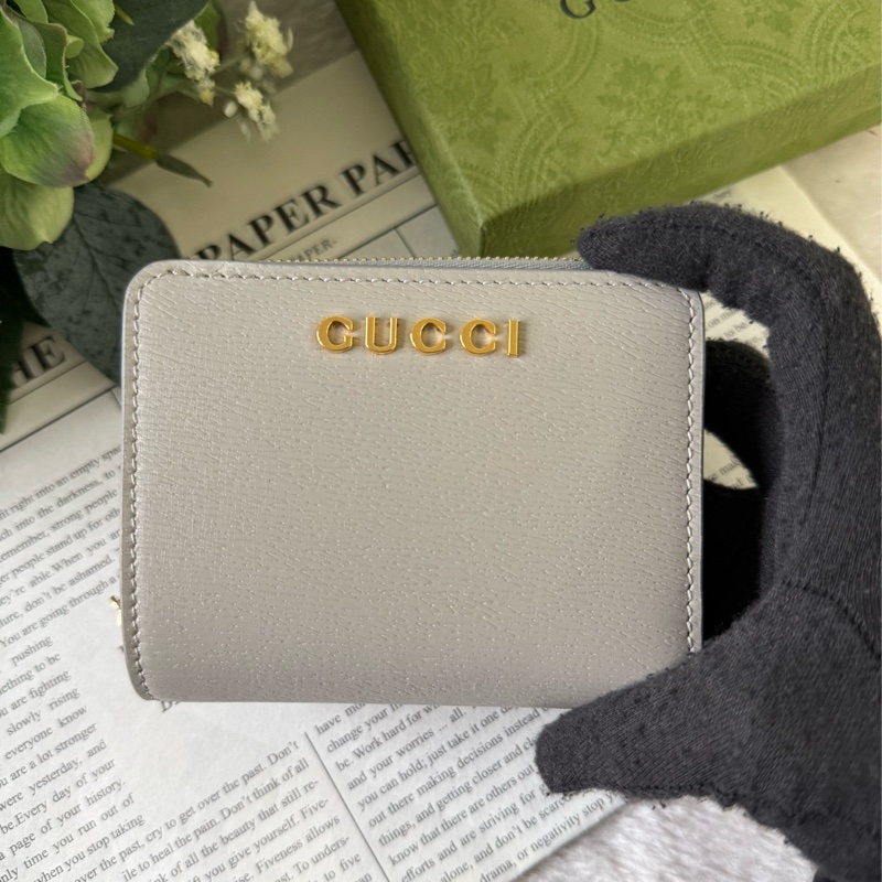 金字Logo 拉鍊零錢袋暗釦二折短夾(灰色)-1