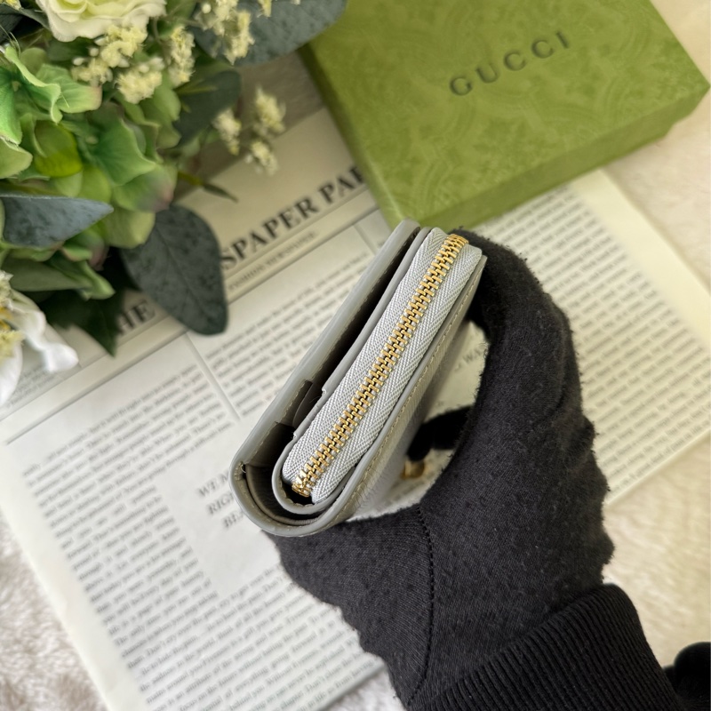 金字Logo 拉鍊零錢袋暗釦二折短夾(灰色)-4