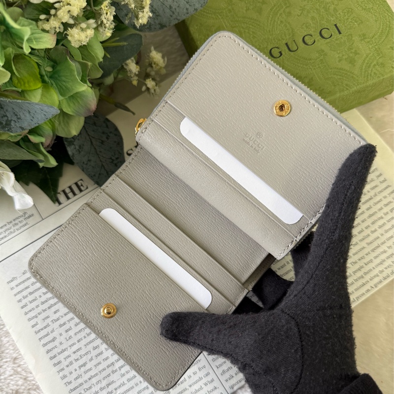 金字Logo 拉鍊零錢袋暗釦二折短夾(灰色)-7