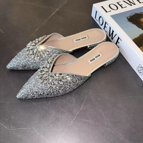 MIUMIU  拖鞋  37.5碼  僅穿過兩次，鞋子成色非常新 無附件