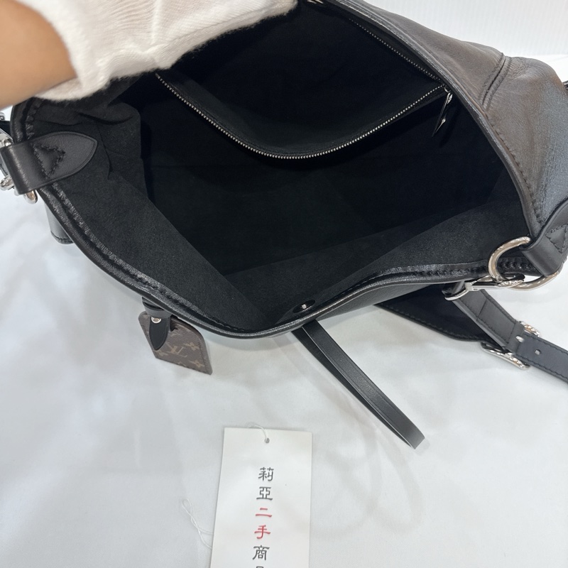 莉亞精品♡ LV M24861 Carryall Cargo Vibe 黑武士 PM 二手-14