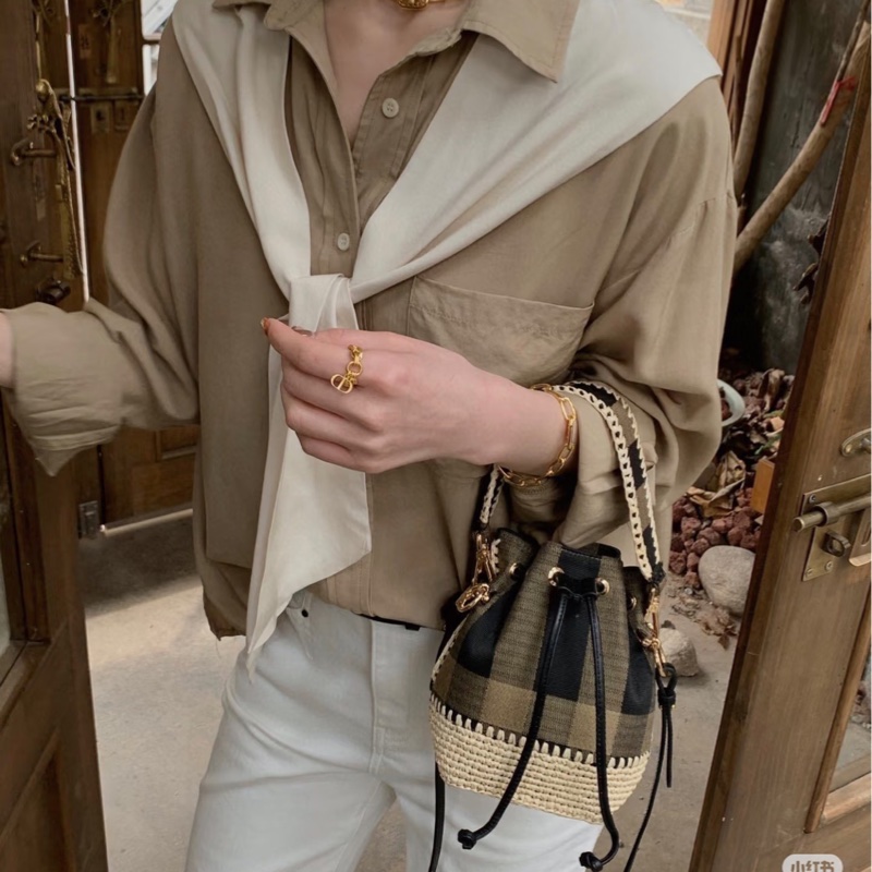 莉亞精品♡ FENDI雙色拼接竹編水桶包 二手-1