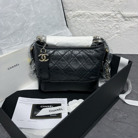 🌷有購證保卡款！Chanel 香奈兒 Gabrielle 流浪包 黑金牛皮 小號